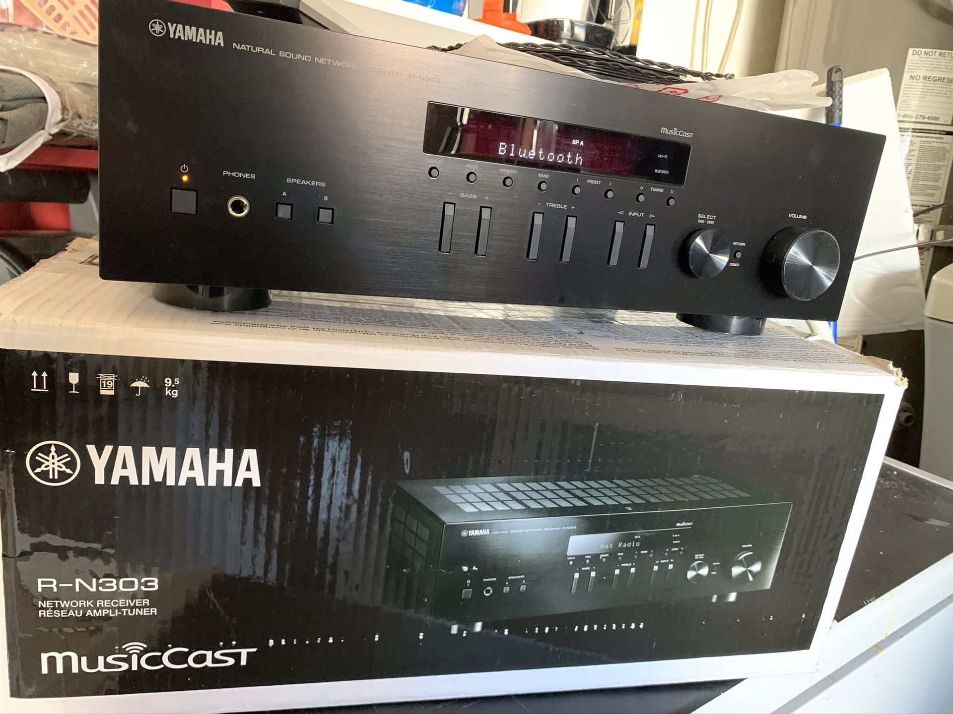 Yamaha stereo receiver RN303 WiFi Bluetooth 200 watts / 2 channel / 4 input / am fm tuner / new excellent working condition open box never used i