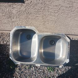 Used But nice dual sink asking $50 cash must pick up Broadway and apache buckeye az