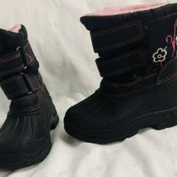 Girl’s winter snow Boots front double adjustable sflowers embroidered soft sherpa support  black. Size 6