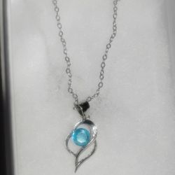 beautiful silver and blue rinestone Necklace 