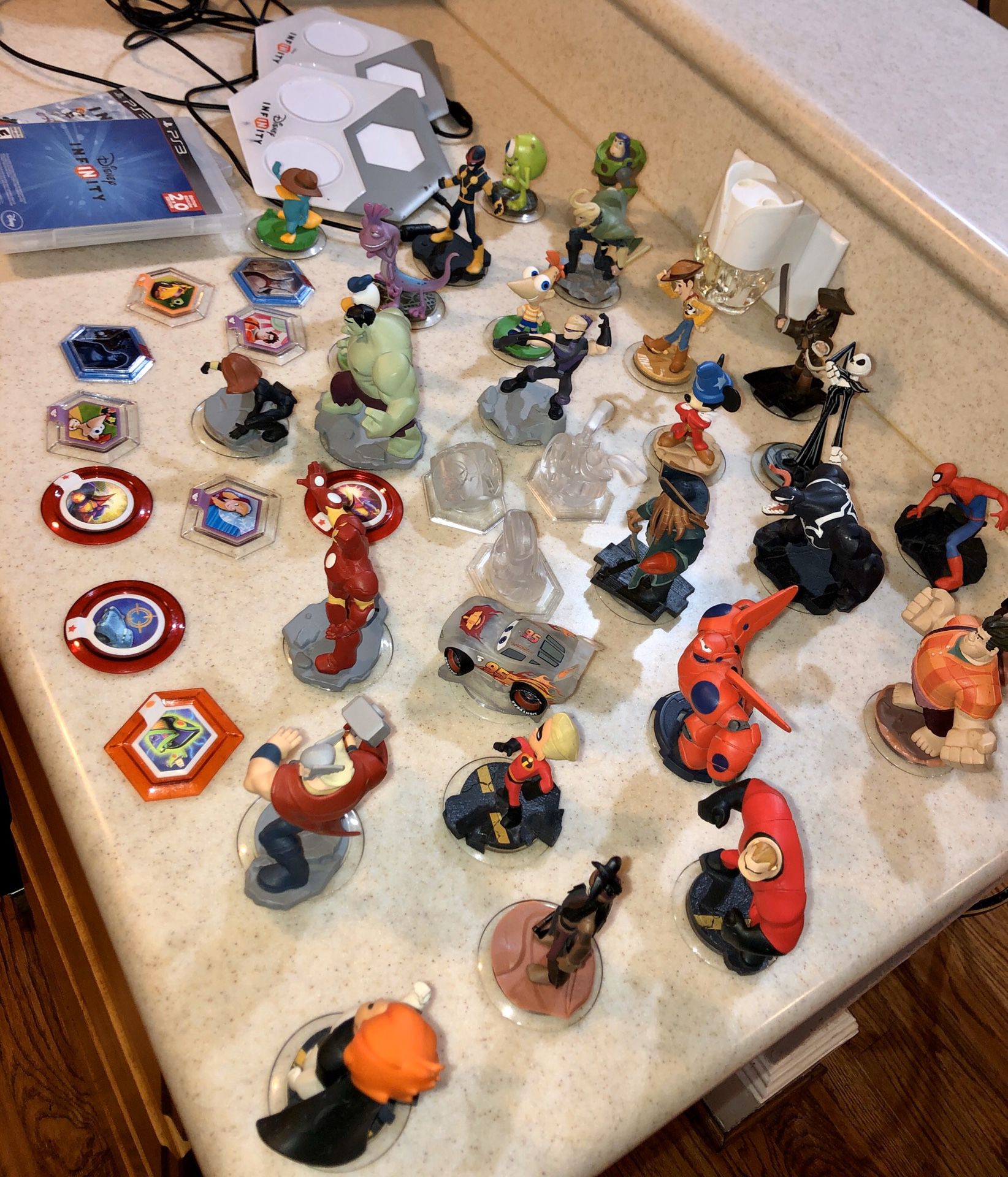 Disney Infinity for PS3 - two portals and 31 figurines