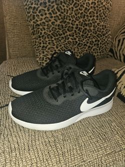 WOMENS NIKE 10.5