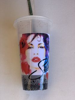 Selena personalizes cup