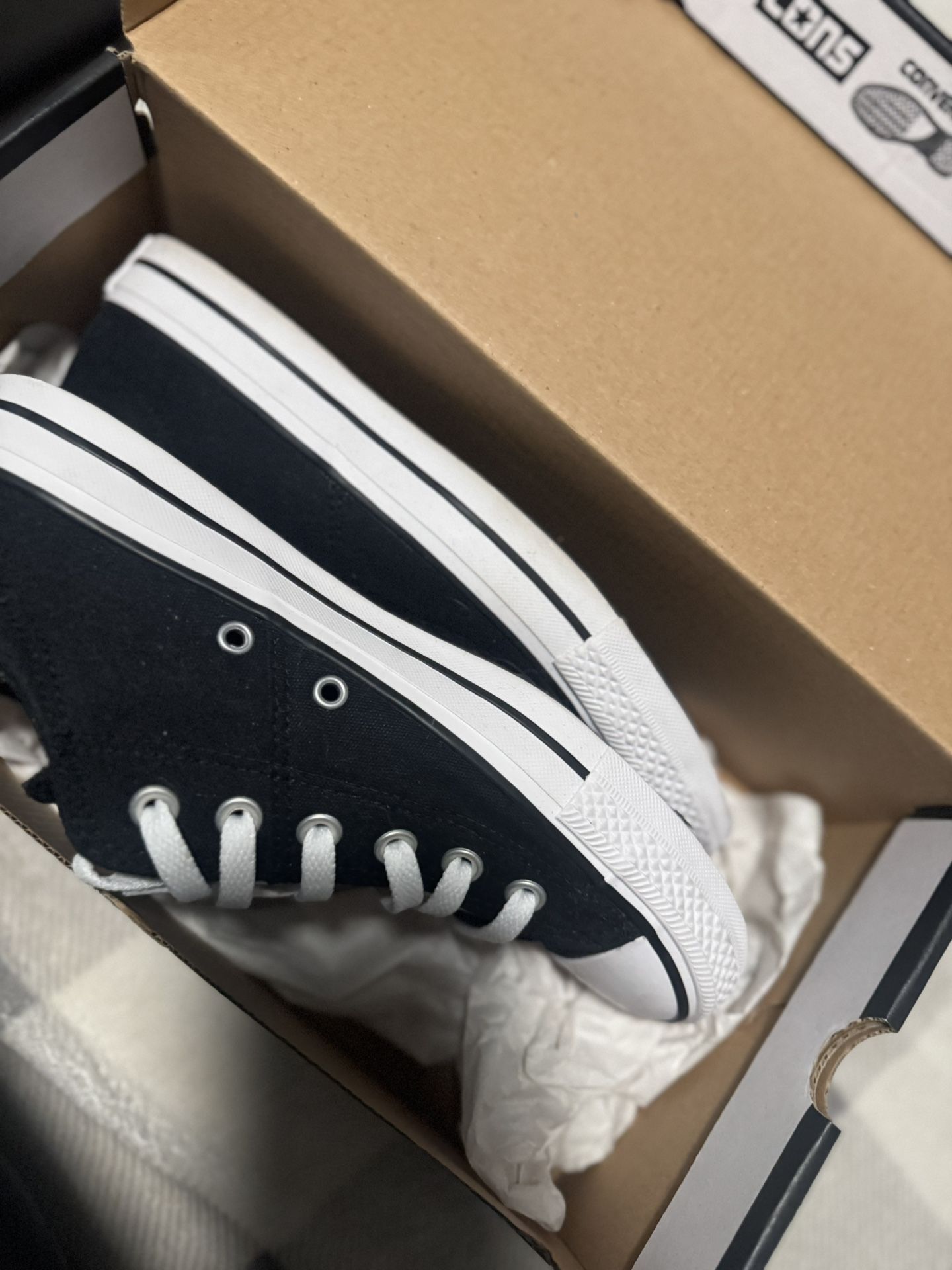 Woman’s Converse Sz 9