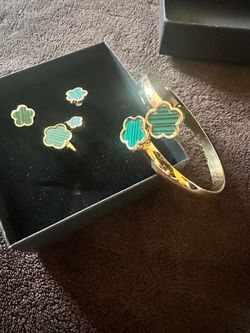 Hermosa juego de pulceras y aretes y anillo de trébol 🍀