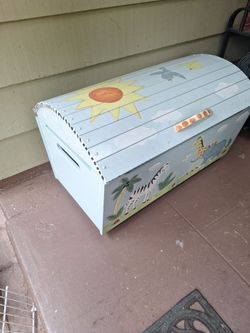 34x21x21 wood hand painted and cater toy vhest