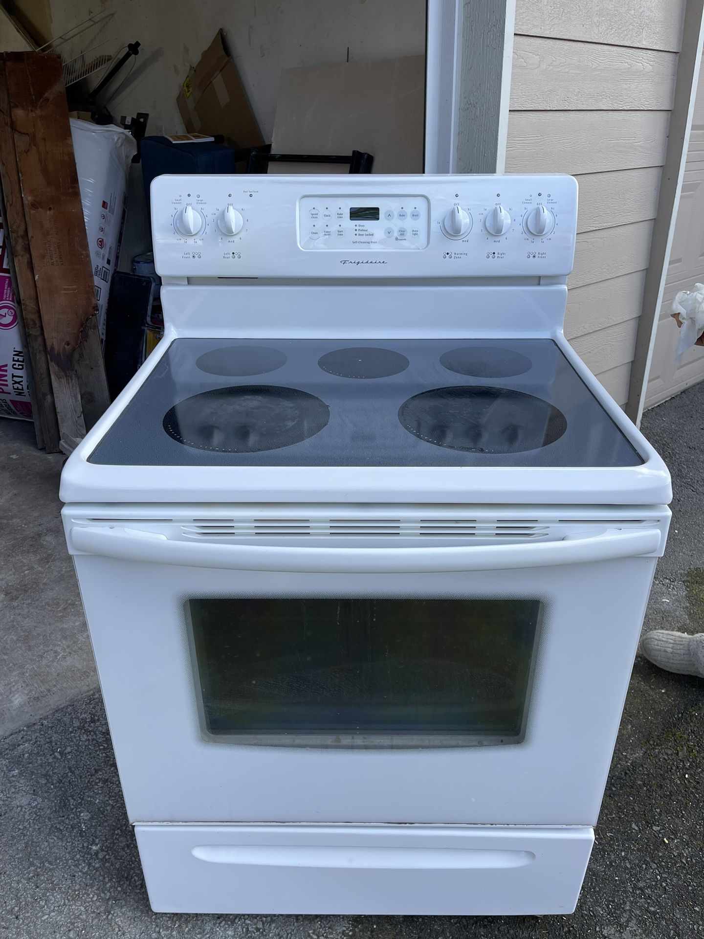 Frigidaire Flat Top Stove for Sale in Monroe, WA OfferUp