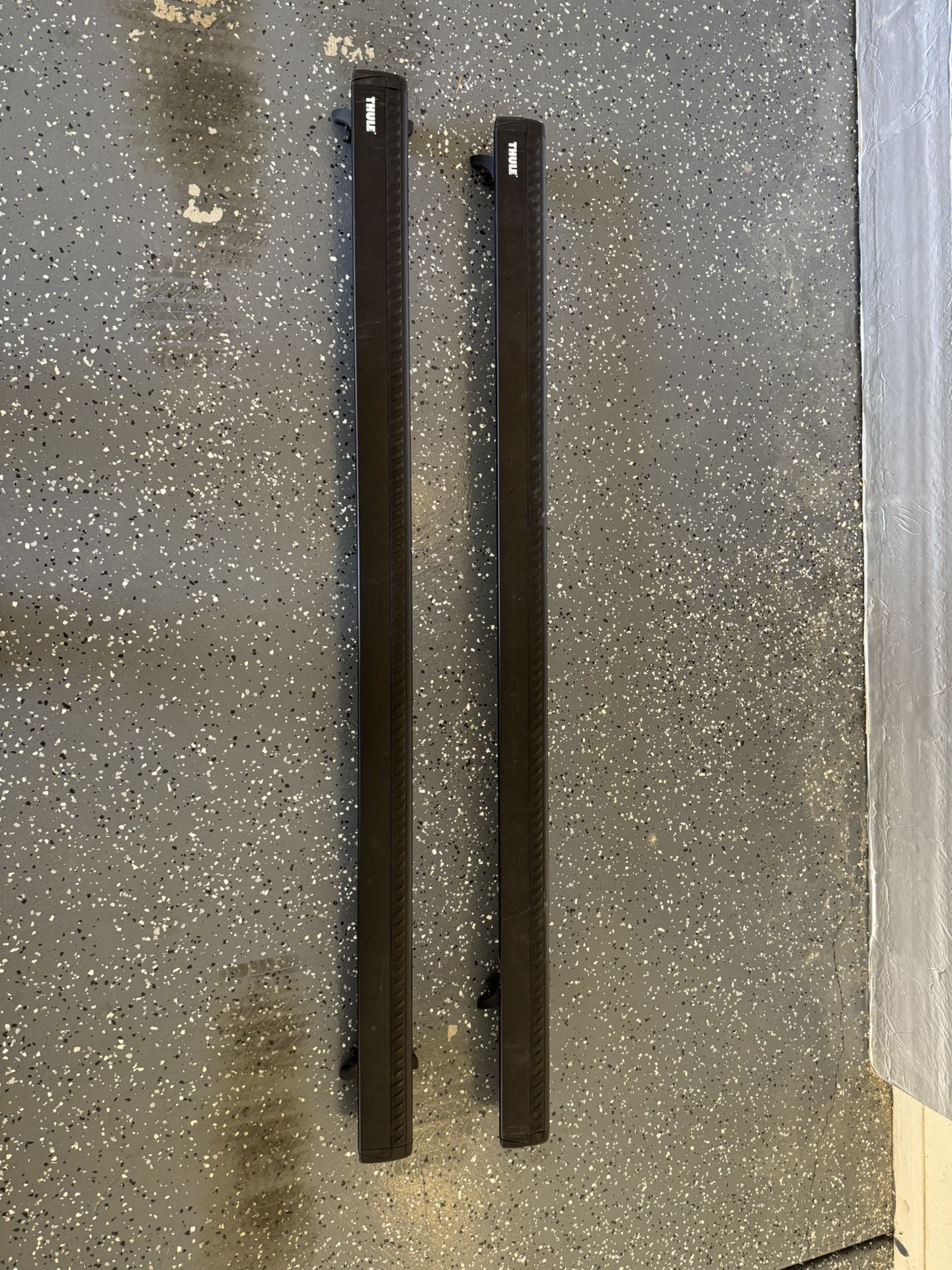 Thule 60” Aerobar Roof Bars & Rapid Podium Feet