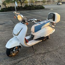 2008 Lance 150cc Two Person Moped - Ready To Ride!
