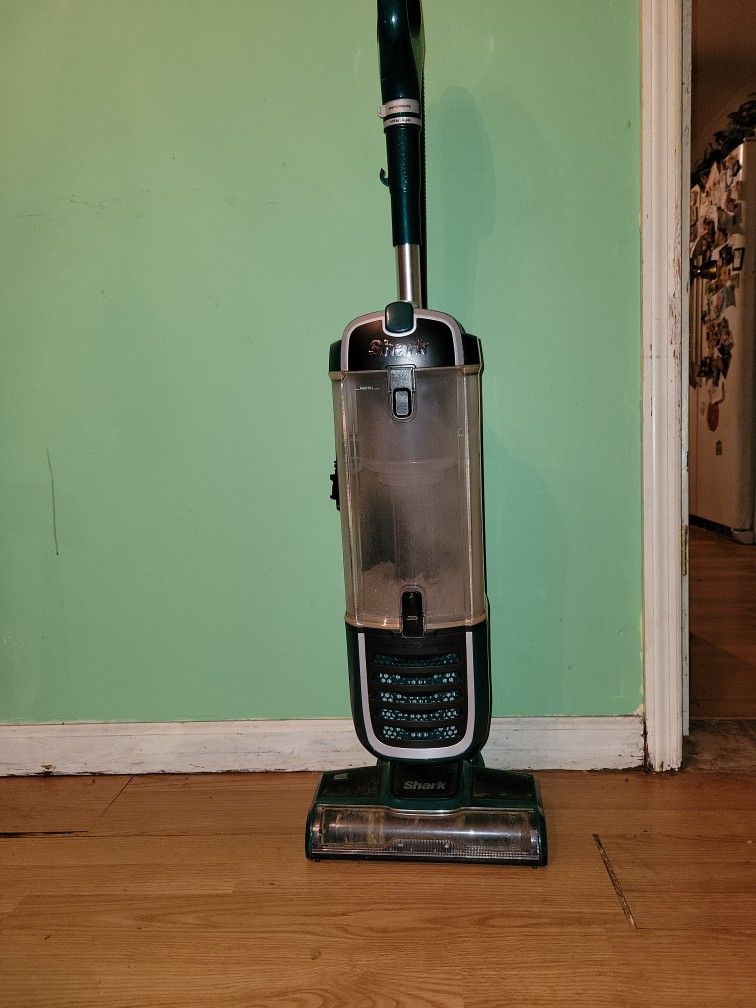 Shark Carpet And Hardwood Floor Vacuum