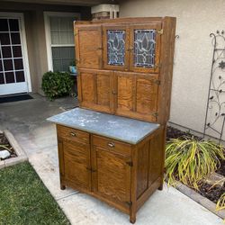 BEAUTIFUL ANTIQUE HOOSIER KITCHEN CABINET (40”W X 29”D X 71”H)