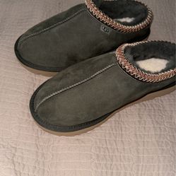 Unisex Uggs Size 12 Brand New 