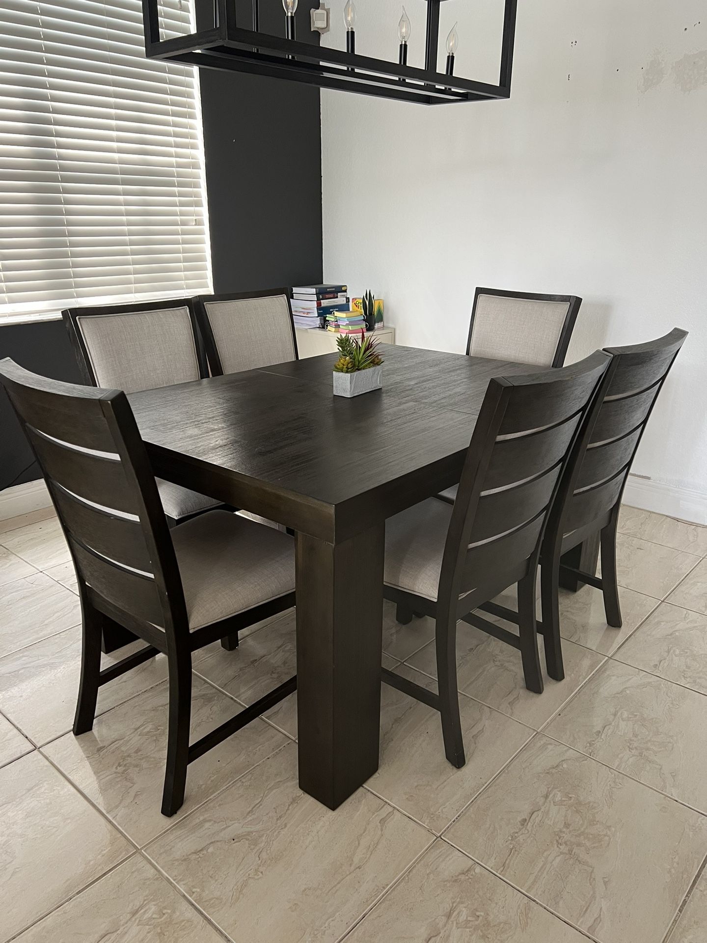 Dining table Seats 6 With Table Extender For 8