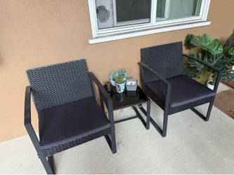 Patio furniture *4 chairs *2 tables