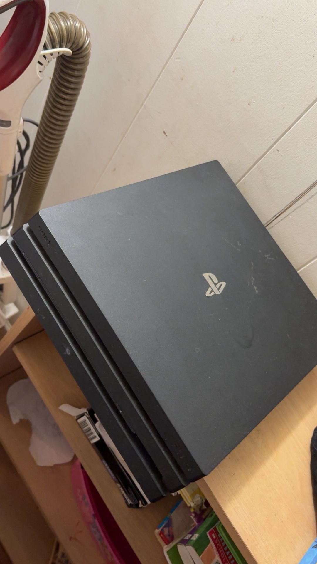 Play Station 4 And Speaker 