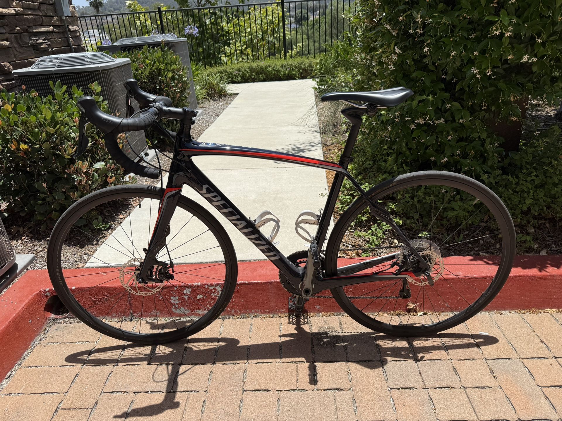 Specialized roubaix. Carbon. Disc Brakes. size 54.