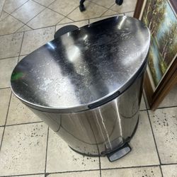Kitchen trash bin