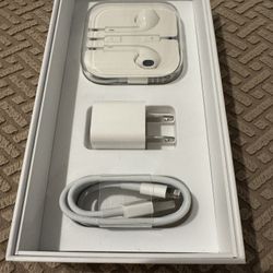 **NEW** 3 GENUINE APPLE ACCESSORIES / HEADSET / LIGHTNING to USB CABLE  / USB POWER ADAPTER