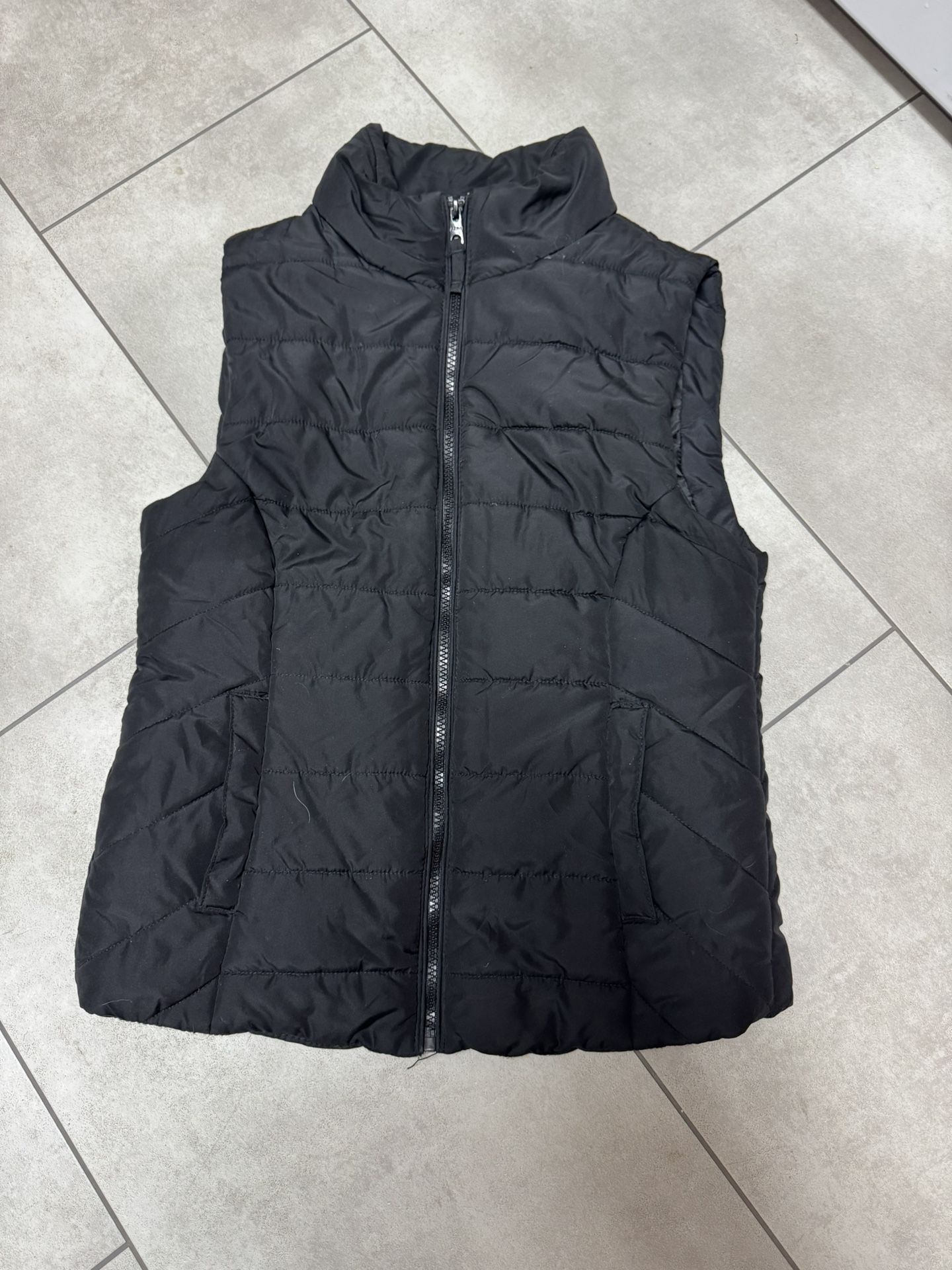 Aeropostale Black Puffer vest size medium