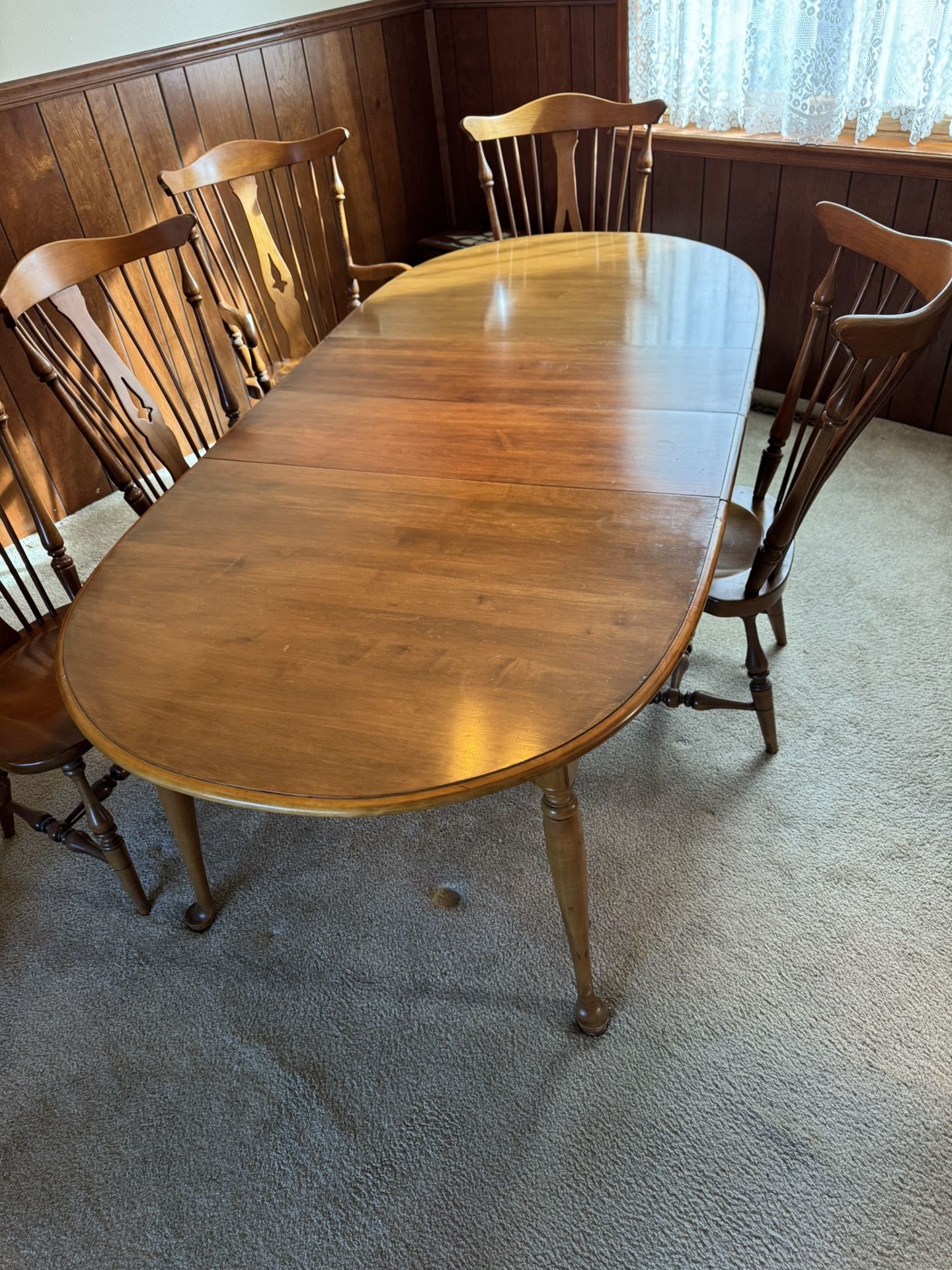 Ethan Allen Dining Room Table With 2 Leafs, 5 Chairs. 
