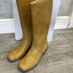 Boots size 7.5 woman