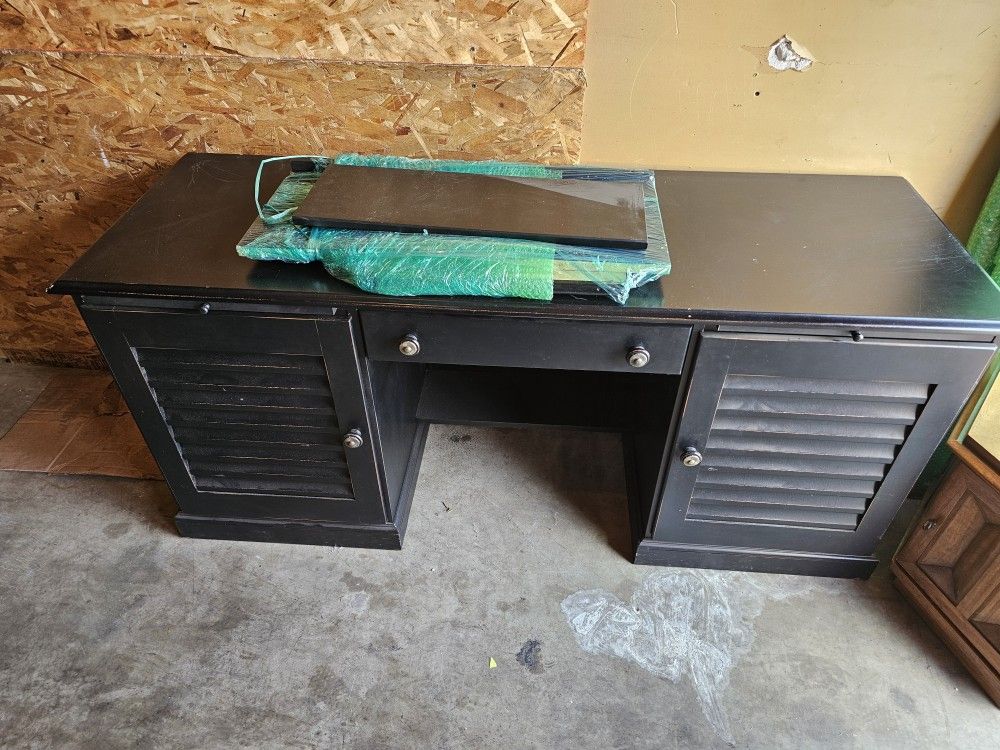 FREE Large Black Computer Desk/Station with Hutch
