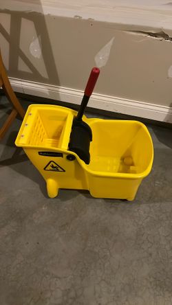 Rubbermaid Mop Bucket w Ringer