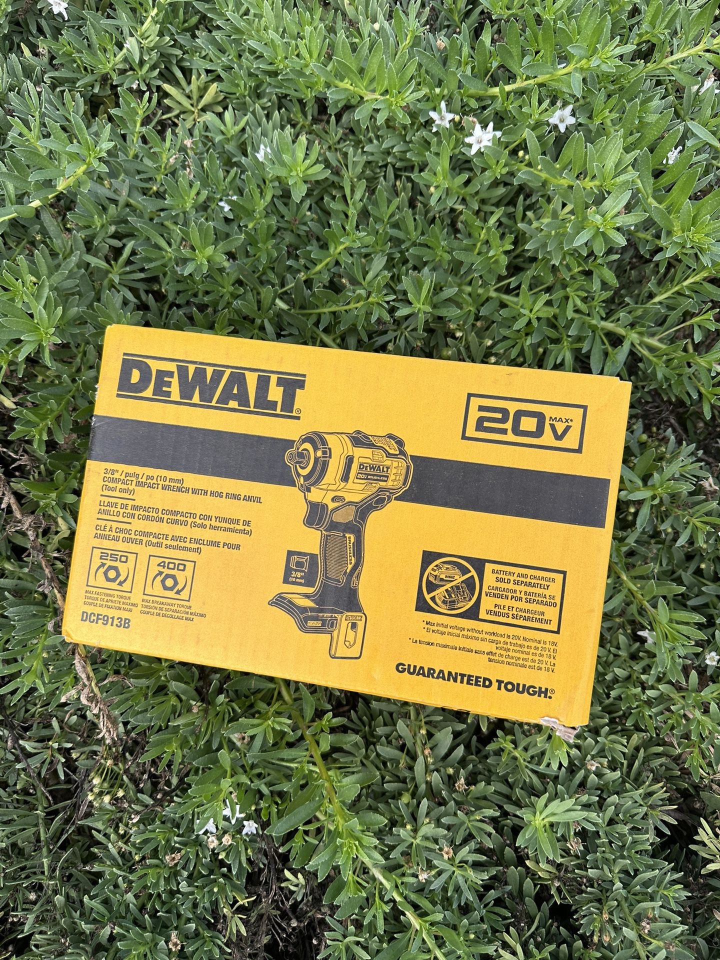 DEWALT 20v Max Variable Speed Brushless 3/8-in square Drive Cordless Impact Wrench. 400ft lb NEW