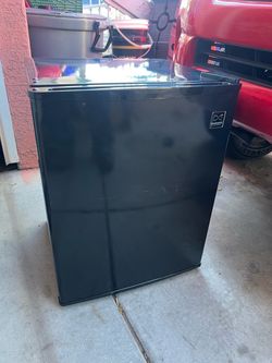 Daewoo Electronics Black Mini Fridge