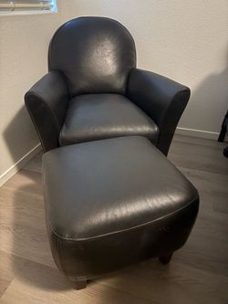 2 Leather seats with ottoman’s