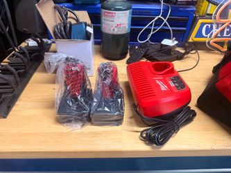 Milwaukee m12 xc6.0 amp Batteries plus charger