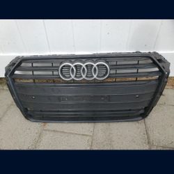 2016 - 2017 AUDI A4 A-4 GRILLE GRILL
GENUINE USED OEM. NC 1