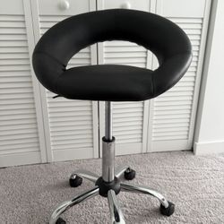 Modern Swivel Chair with Wheels - Like New