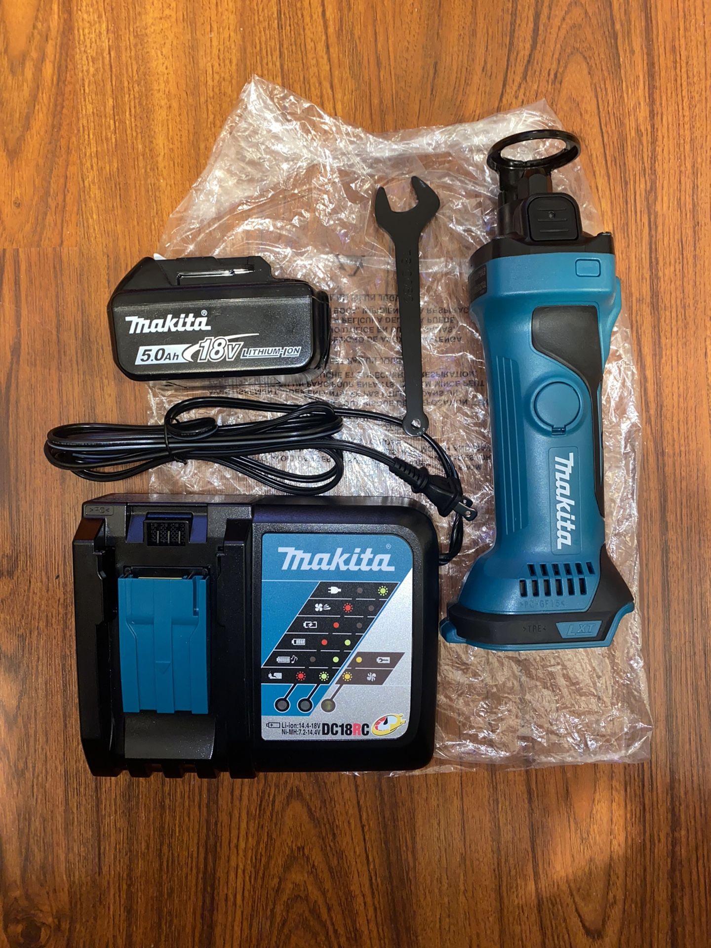 (1) (1) Makita 18V Cutout Tool (XOC01) (XSF03) (1) 5.0 Ah Battery (1)  Charger