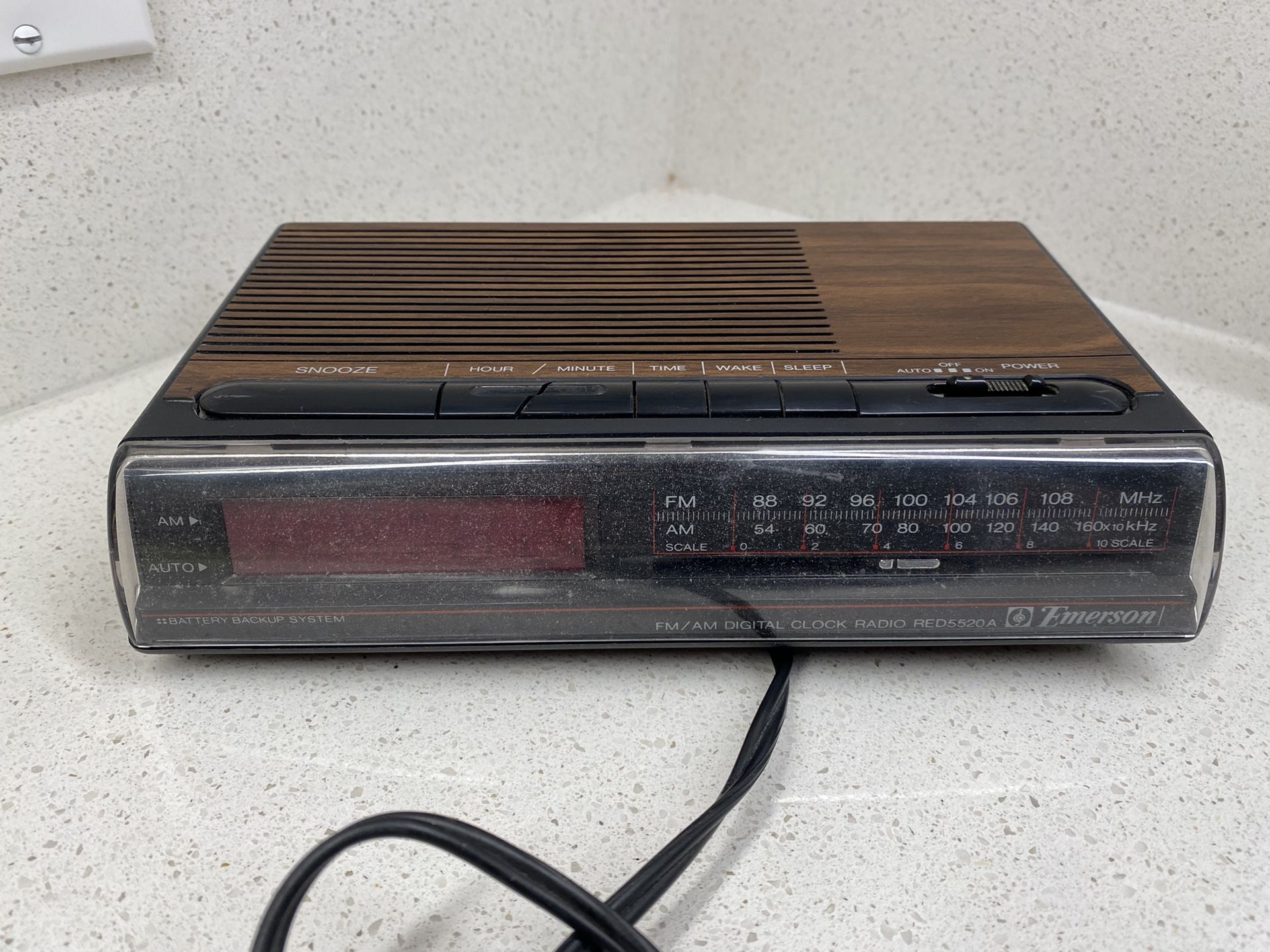 Vintage Emerson Woodgrain RED5520A AM/FM Digital Clock Radio Battery Backup.