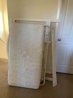 Crib/toddler bed with bottom Drawer/ girl sheets