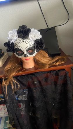HALLOWEEN 🎃 WOMEN COSTUME. 3  PC.  CLEAN . INCLUDES  LONG DRESS, MASK  LACE CAPE