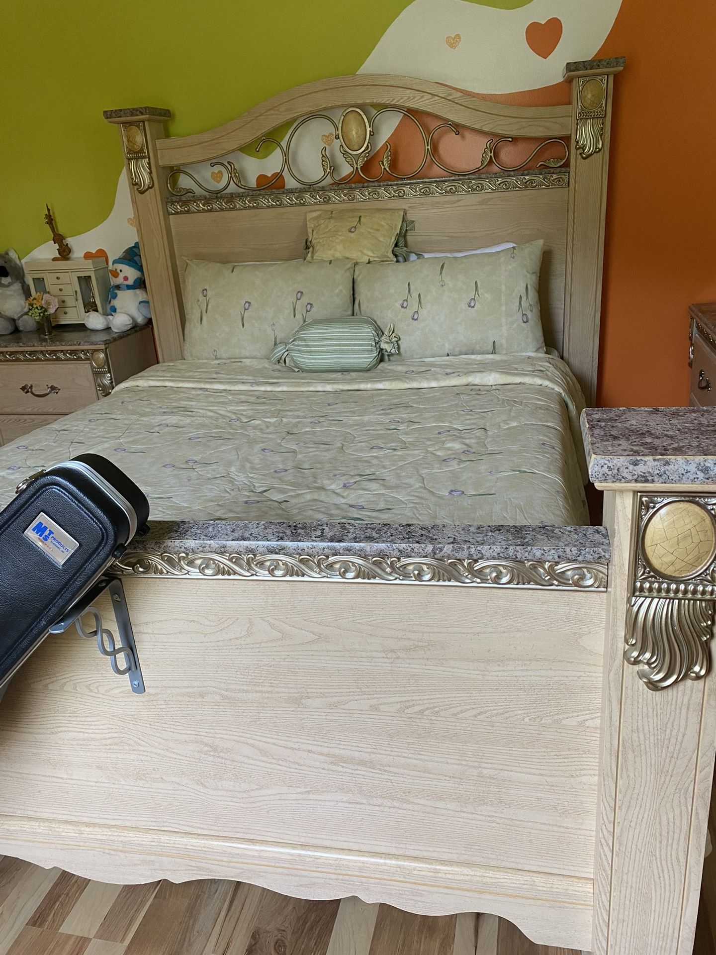 Queen Size Bedroom