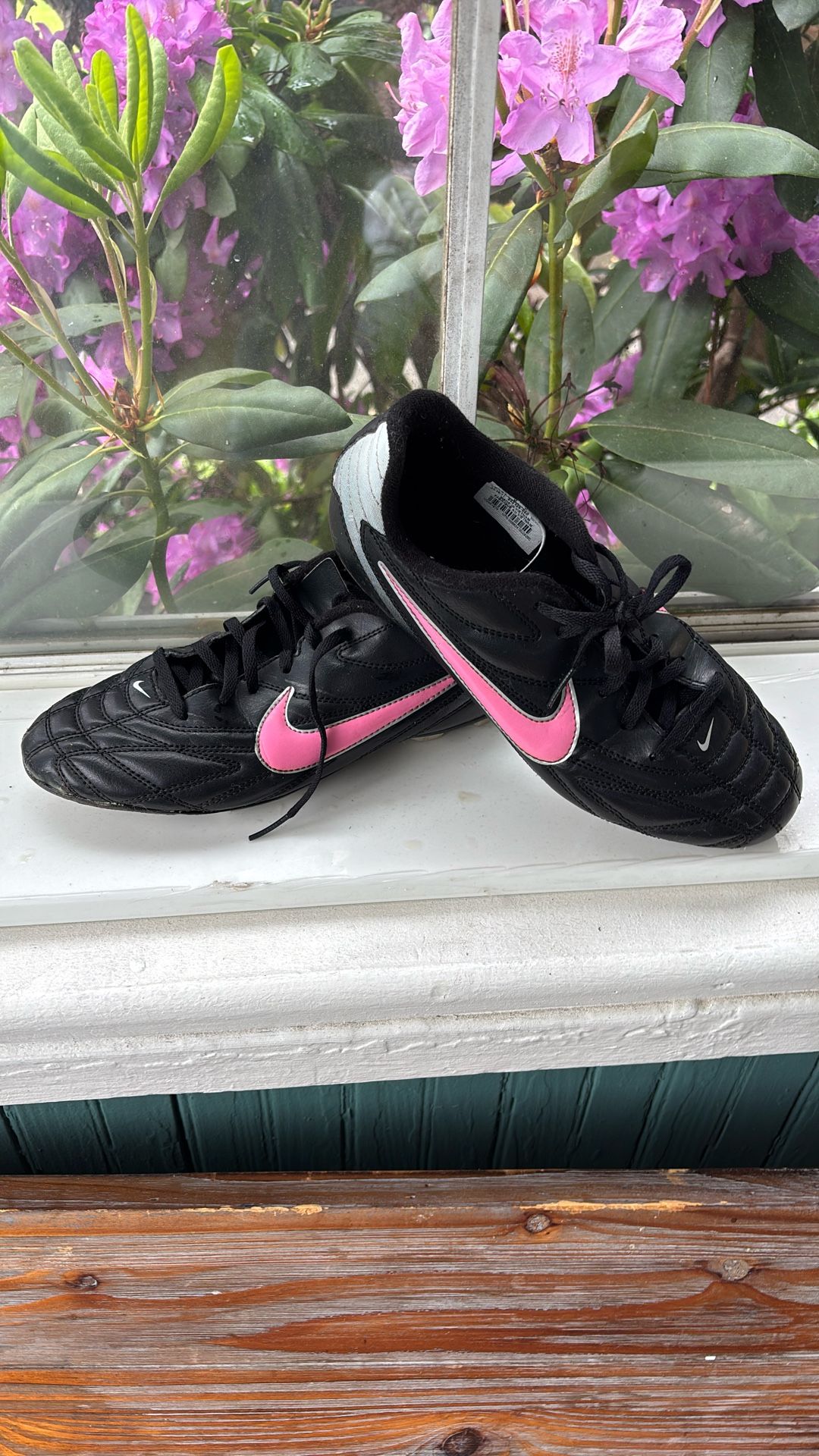 Girls Nike Soccer Cleats - Size 5.5