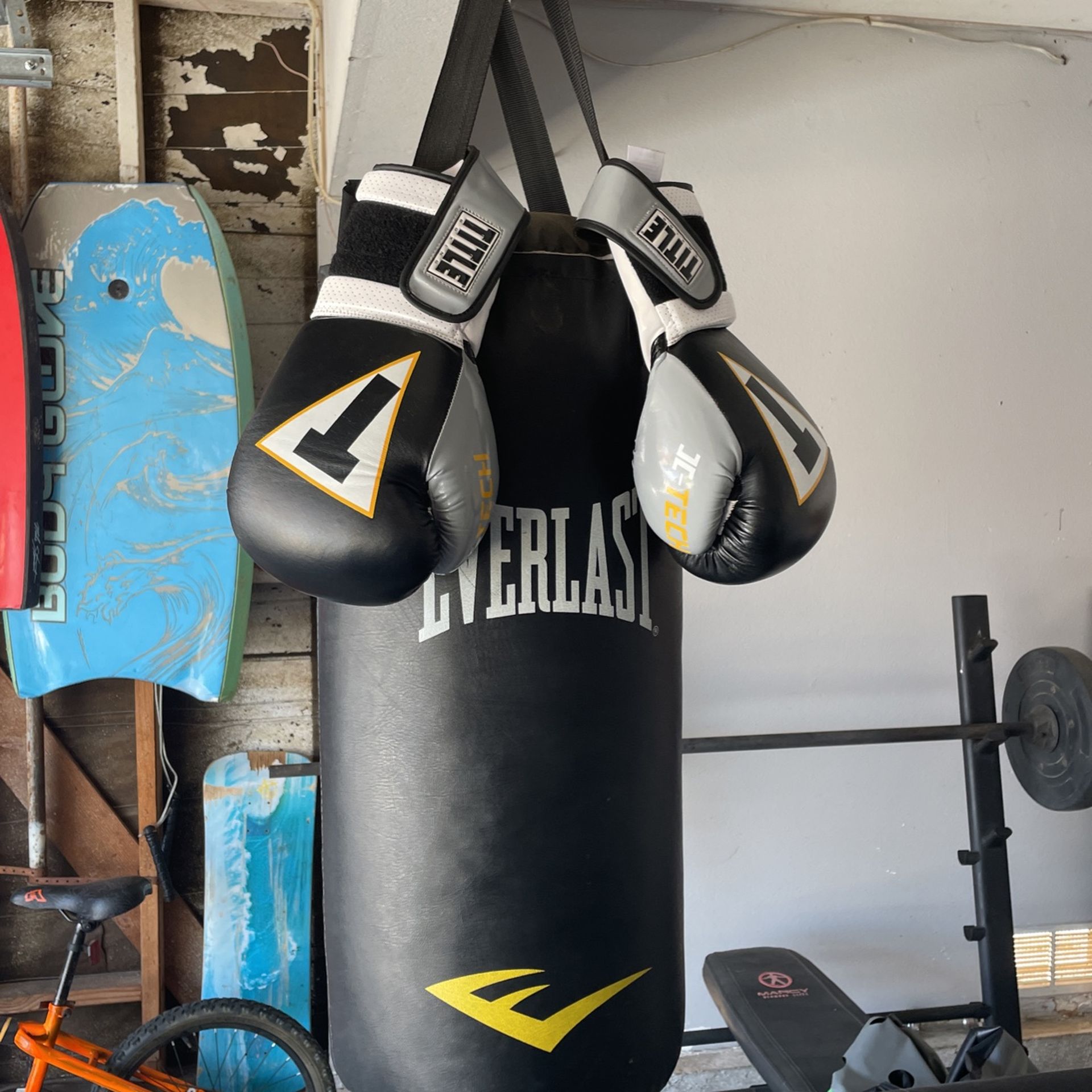 40 Pound Ever last Punching Bag With Punching Gloves