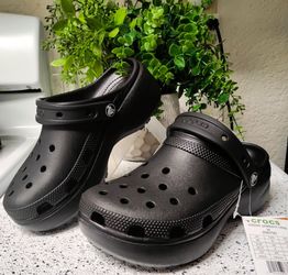 Crocs size 6w -4M