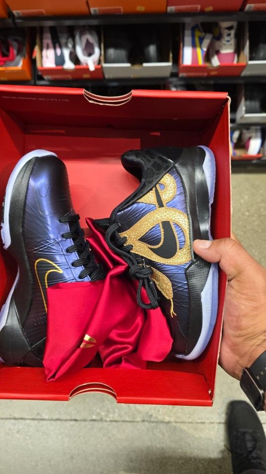 Kobe Year Of The Mamba Eggplant, Size 7 Y/8.5W