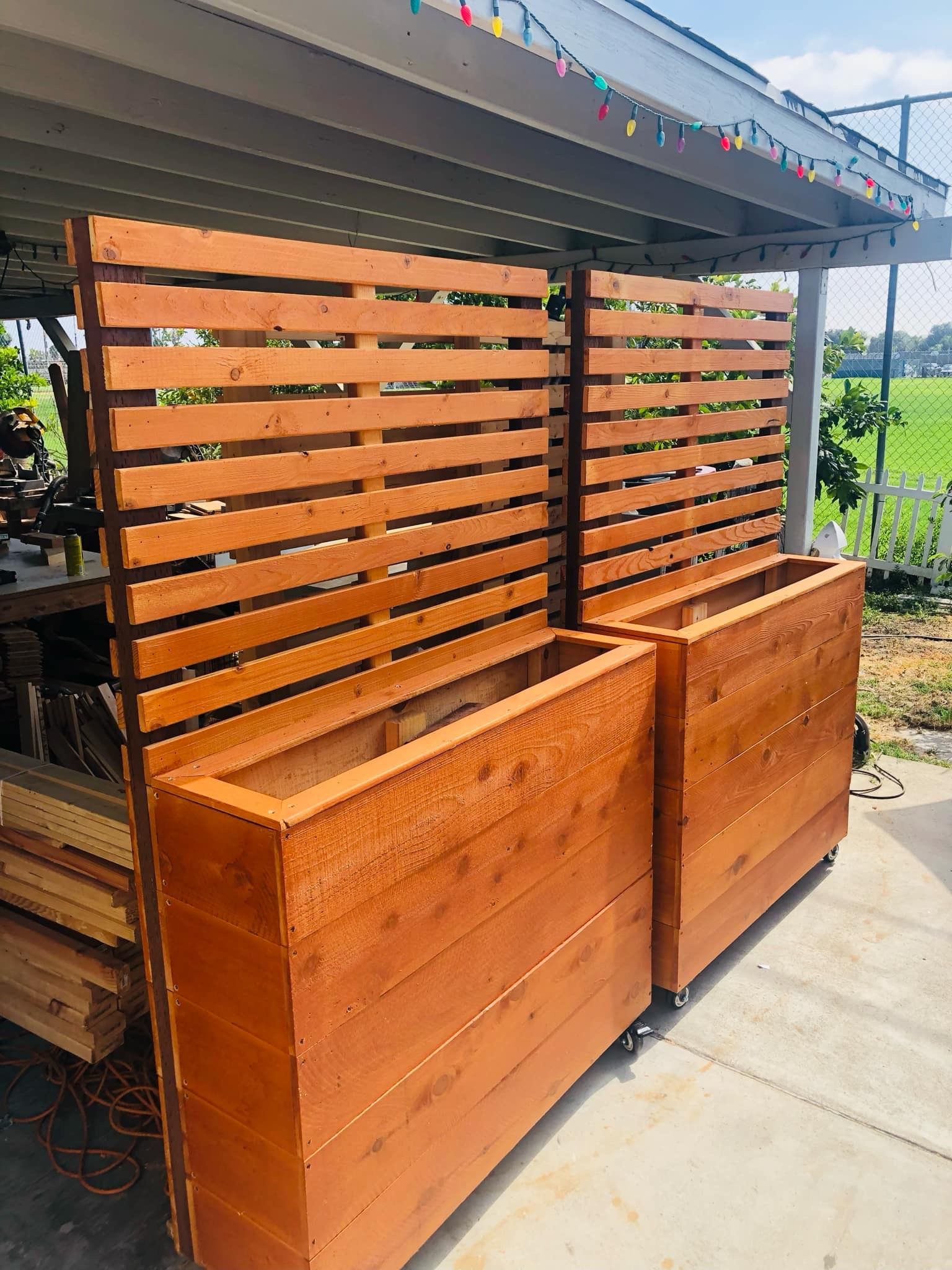 Custom Beautiful privacy wall Tomato Tower Planter Box Garden Bed Decor Outdoor Design cedar redwood