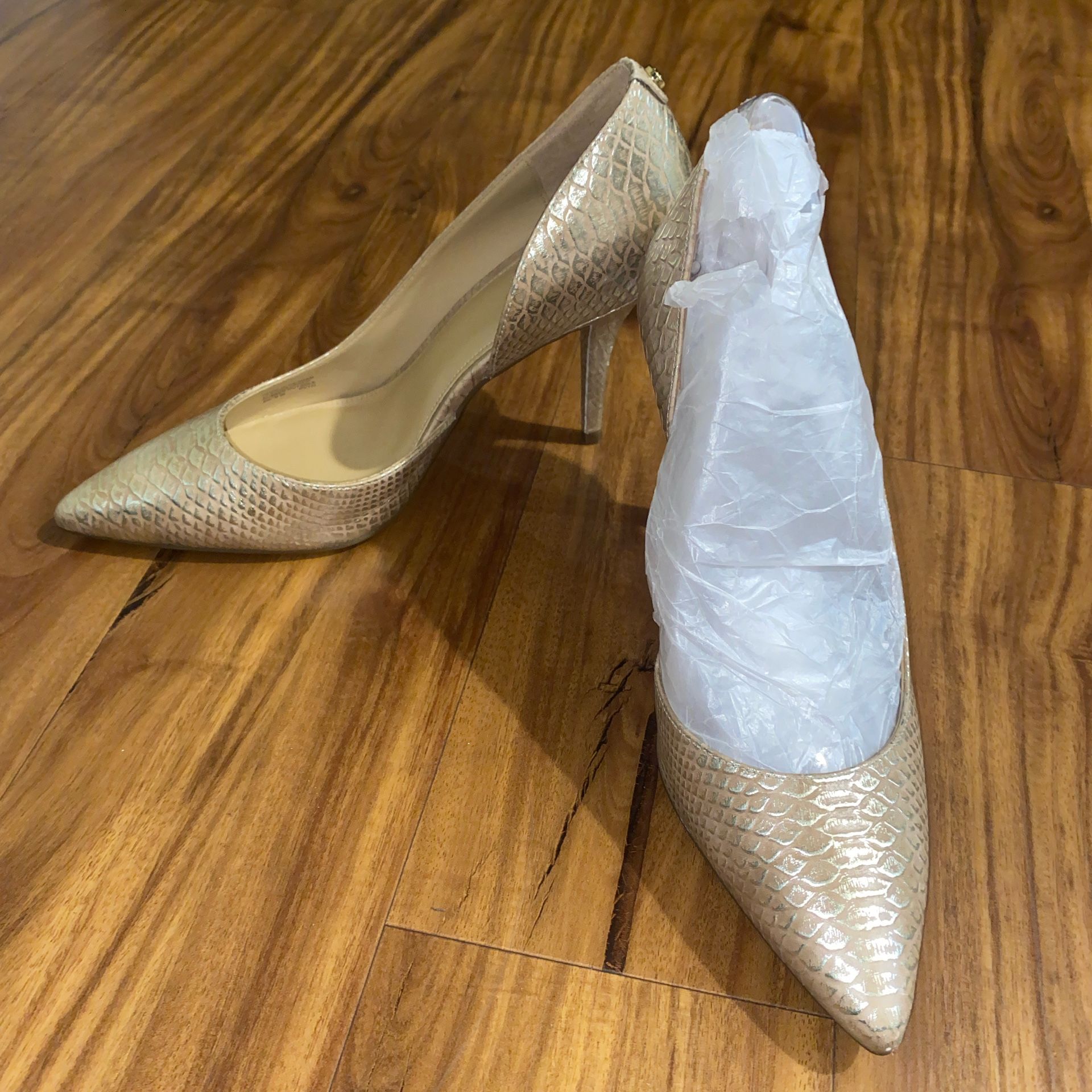 MICHEAL KORS PALE GOLD HEELS