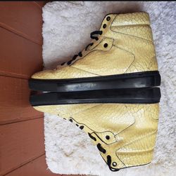 Balenciaga Off White Cracked Leather Lace Up High-Top  display picture 3