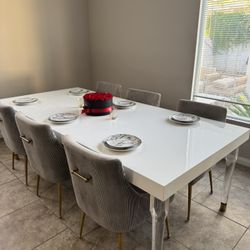 Dining Table/Chair Set (Like New)