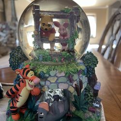 Disney Winnie the Pooh “Playing Poohsticks” Musical Snow Globe Rare