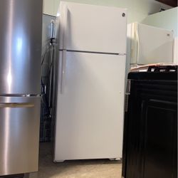 G.E Refrigerator Top Freezer White 
