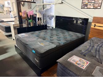 Lovely bedroom set! 🛋️💙🚚 easy financing!