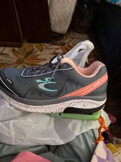 GDEFY TENNIE SHOES. SIZE 9. GDEFY